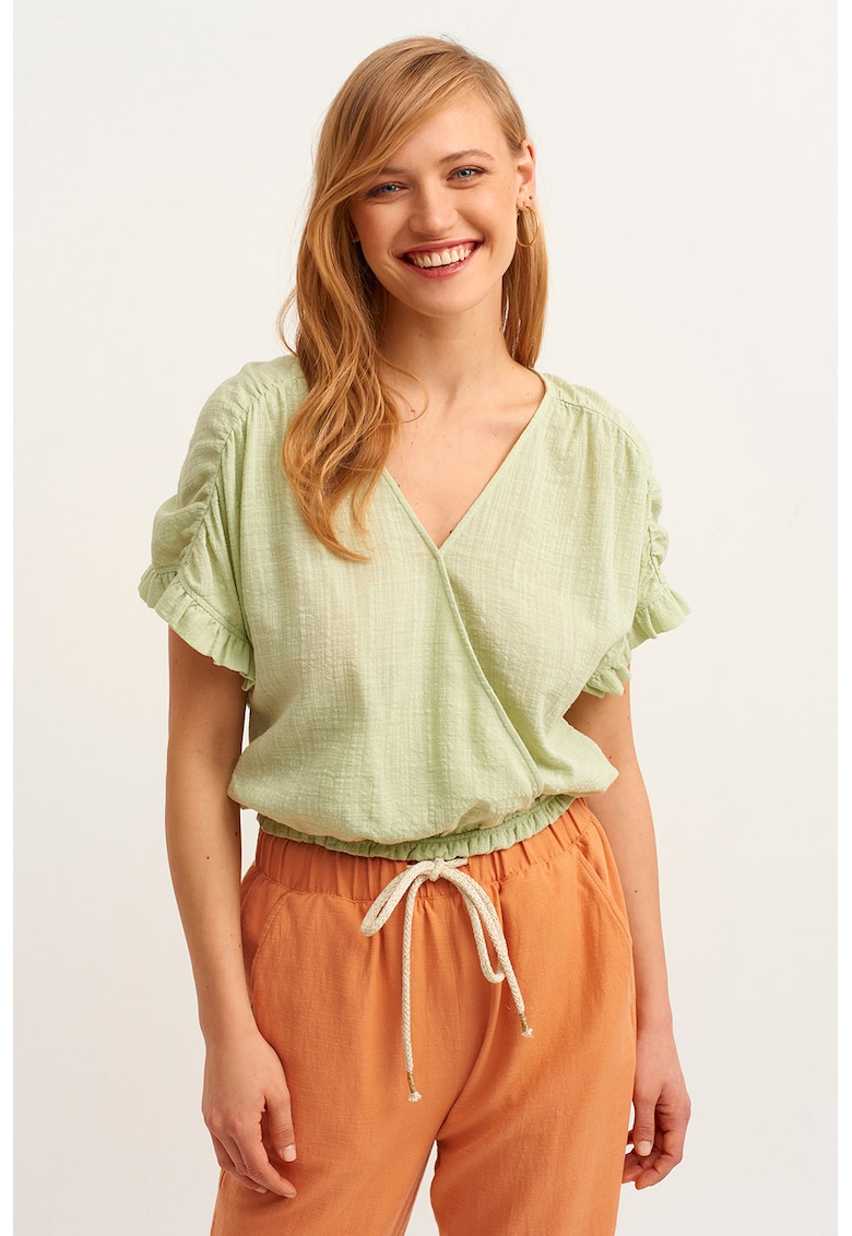 Bluza cu croiala petrecuta si decolteu in V