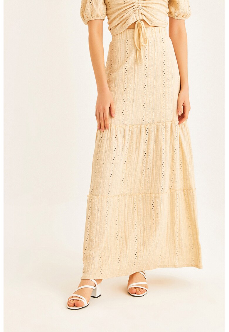 Fusta lunga cu volane si aspect perforat