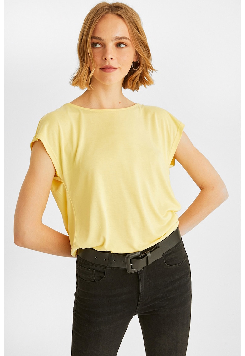 Bluza cu decolteu adanc pe partea din spate