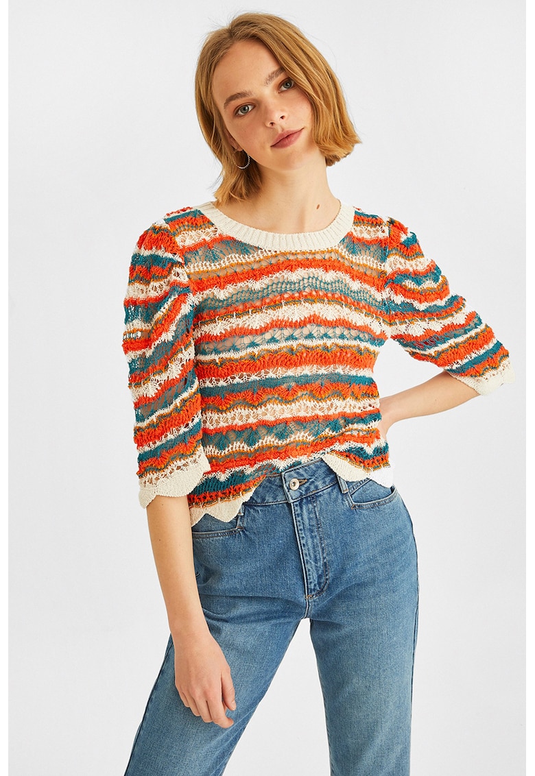 Pulover cu maneci medii si design cu perforatii