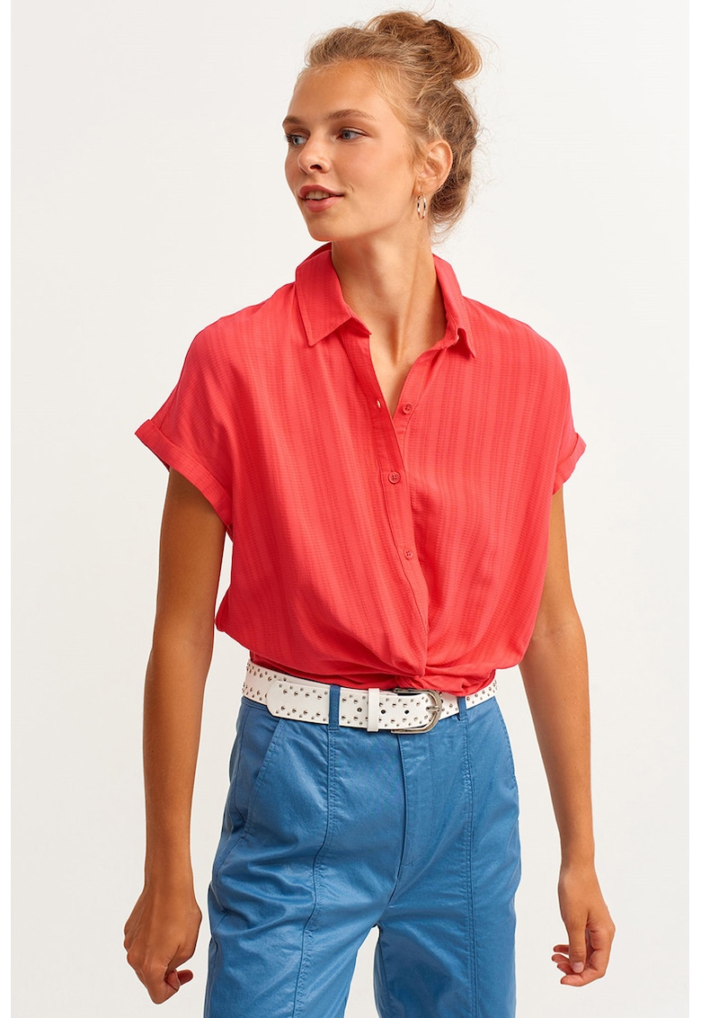 Camasa lejera cu guler ascutit