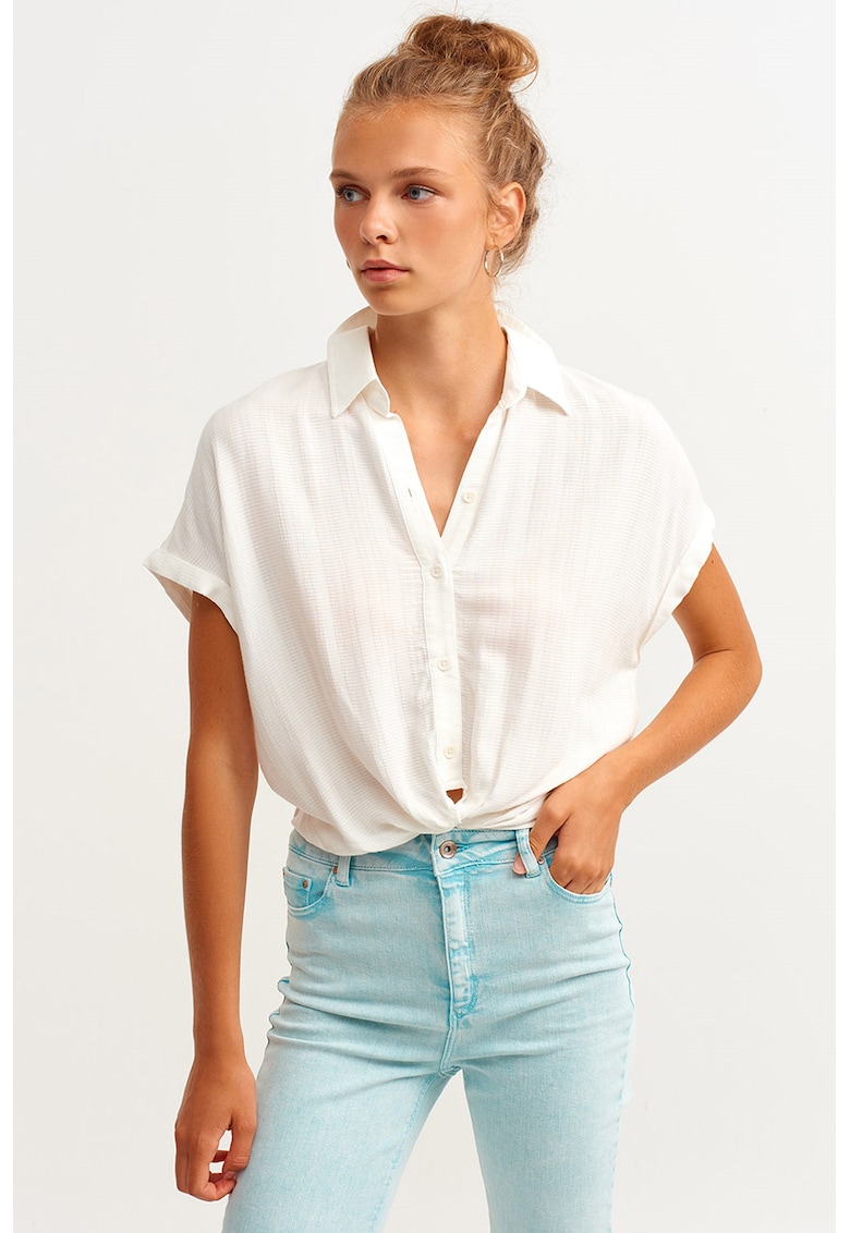 Camasa lejera cu guler ascutit