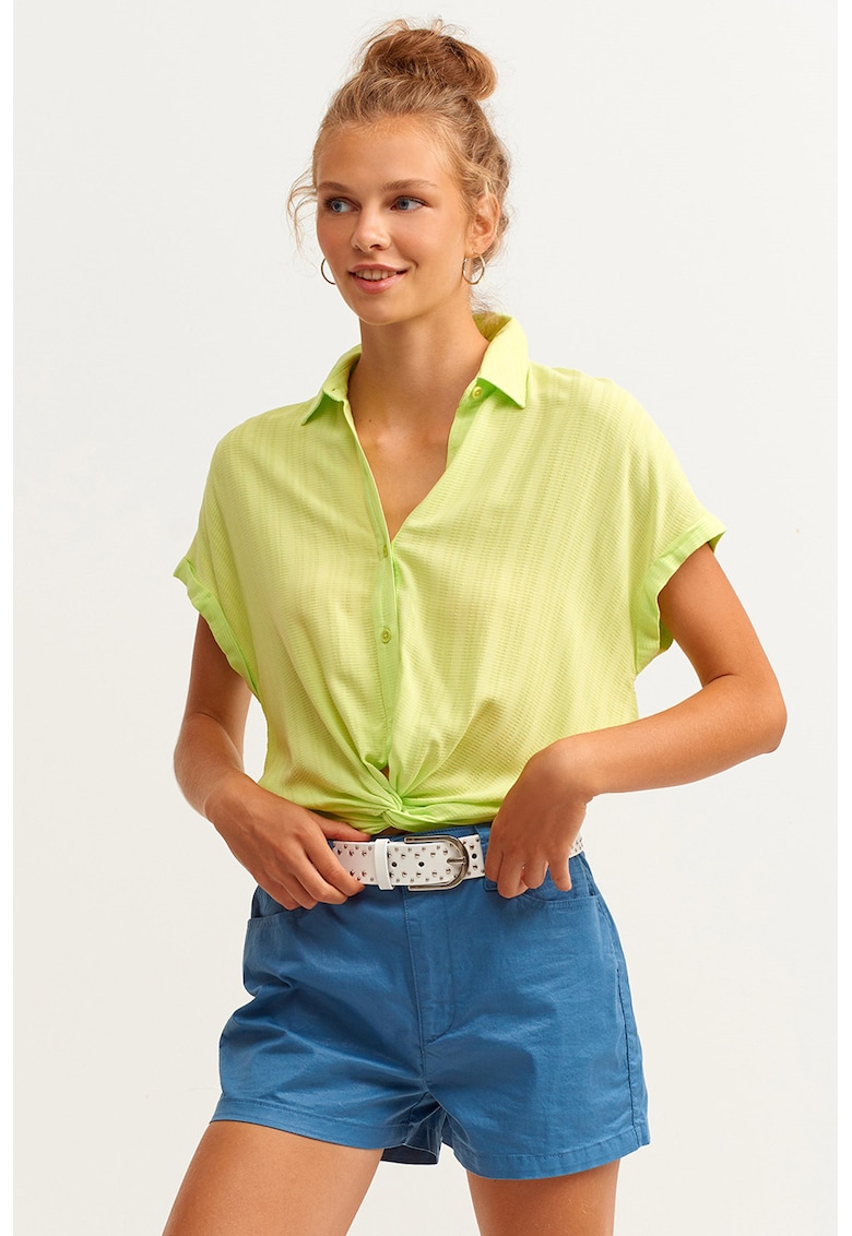 Camasa lejera cu guler ascutit