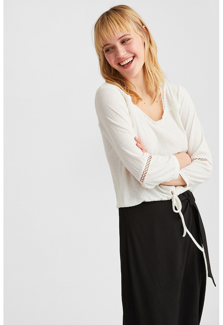 Bluza cu detalii perforate si decolteu in V