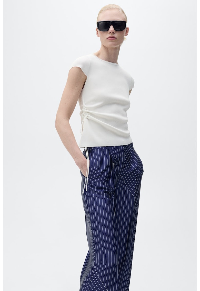 Pantaloni cu croiala ampla si dungi