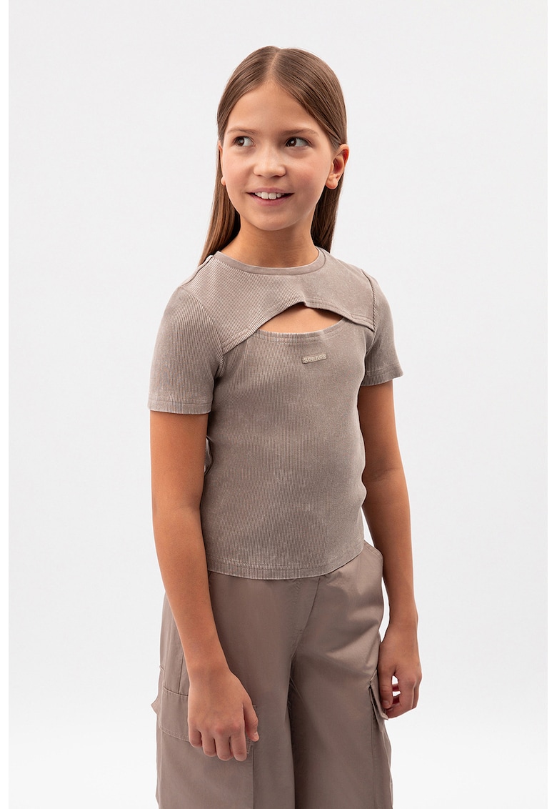 Tricou cu striatii si decupaj frontal