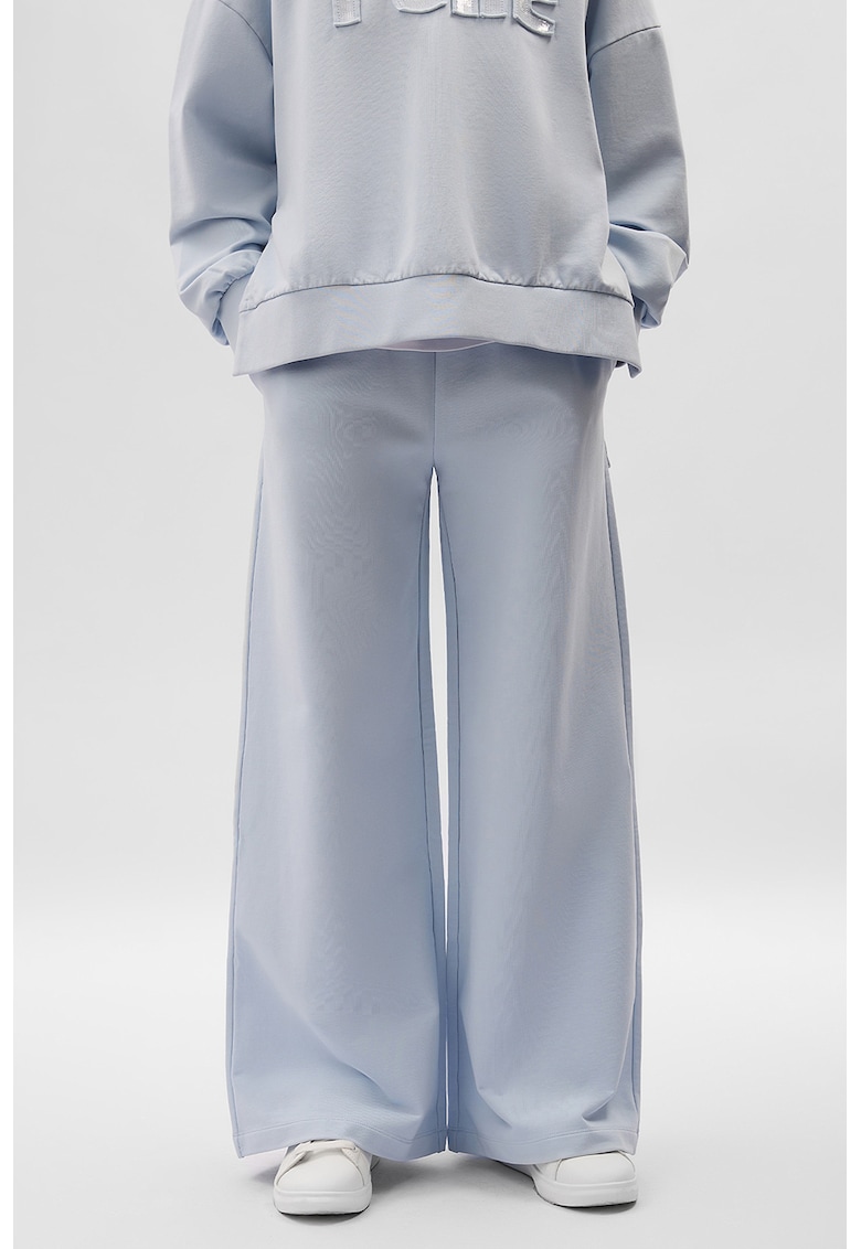 Pantaloni de trening cu croiala ampla si snur