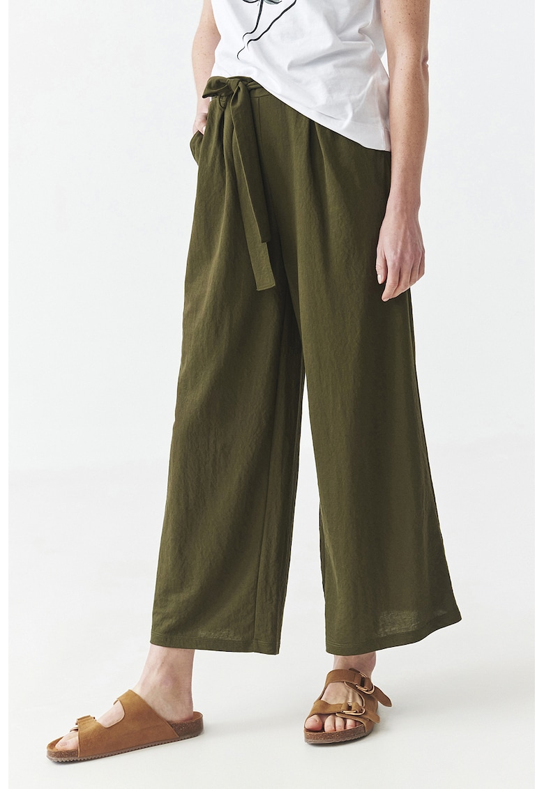 Pantaloni crop cu croiala ampla