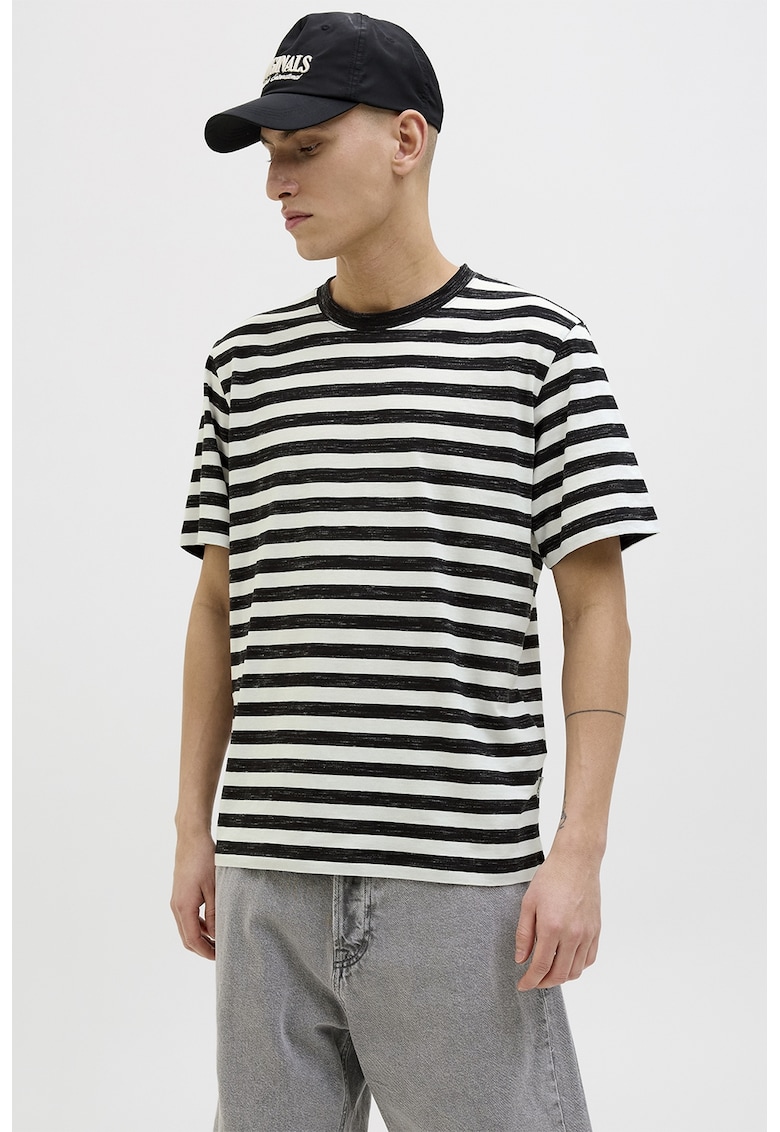 Tricou cu decolteu la baza gatului si model in dungi