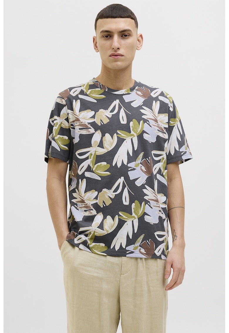 Tricou cu decolteu la baza gatului si model