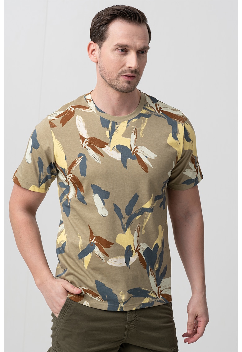 Tricou cu decolteu la baza gatului si model