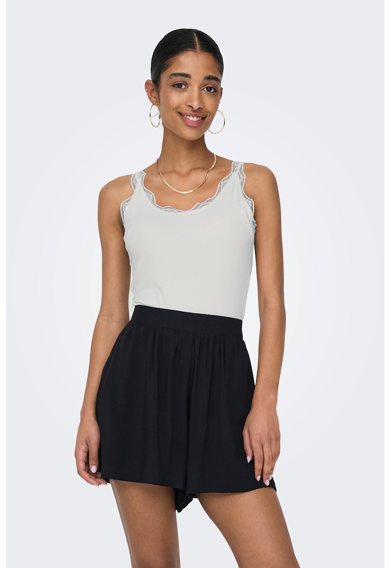 Top cu striatii si garnituri de dantela