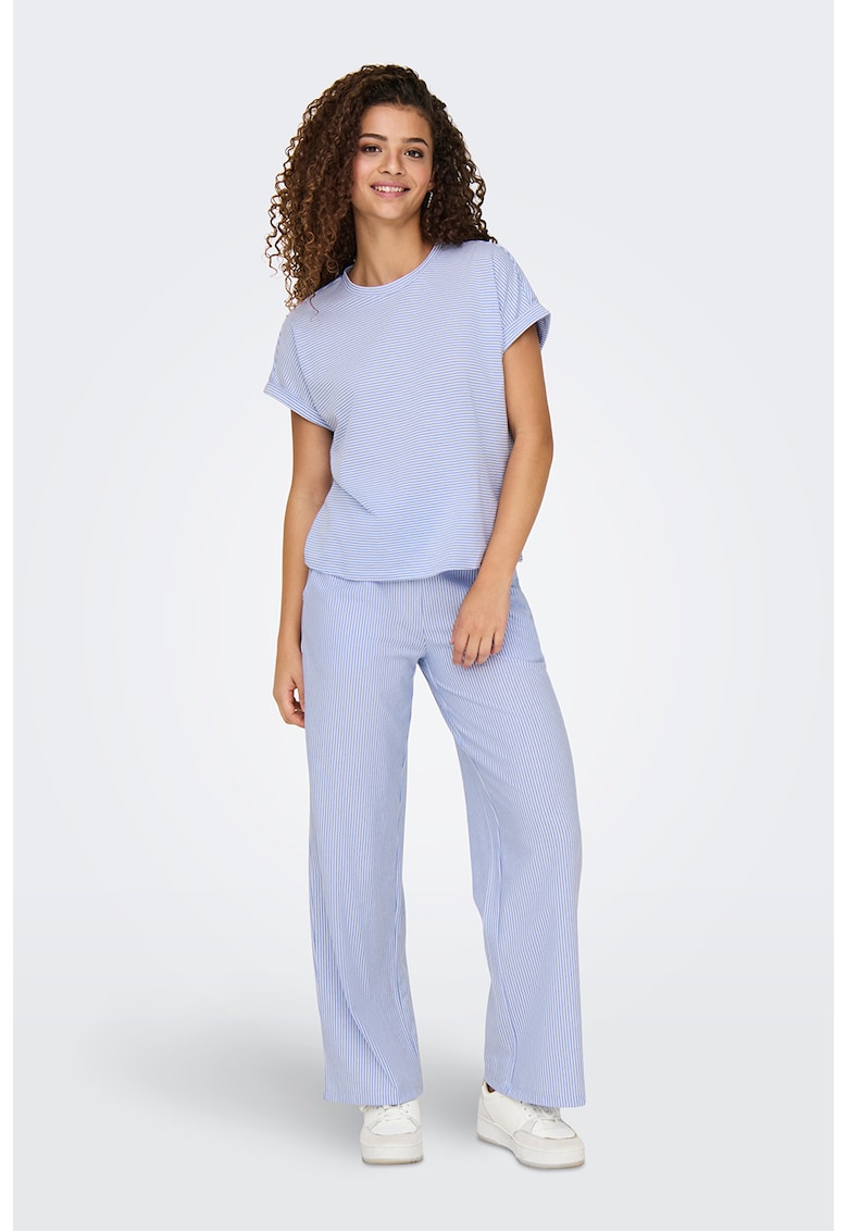 Tricou cu decolteu la baza gatului si model in dungi