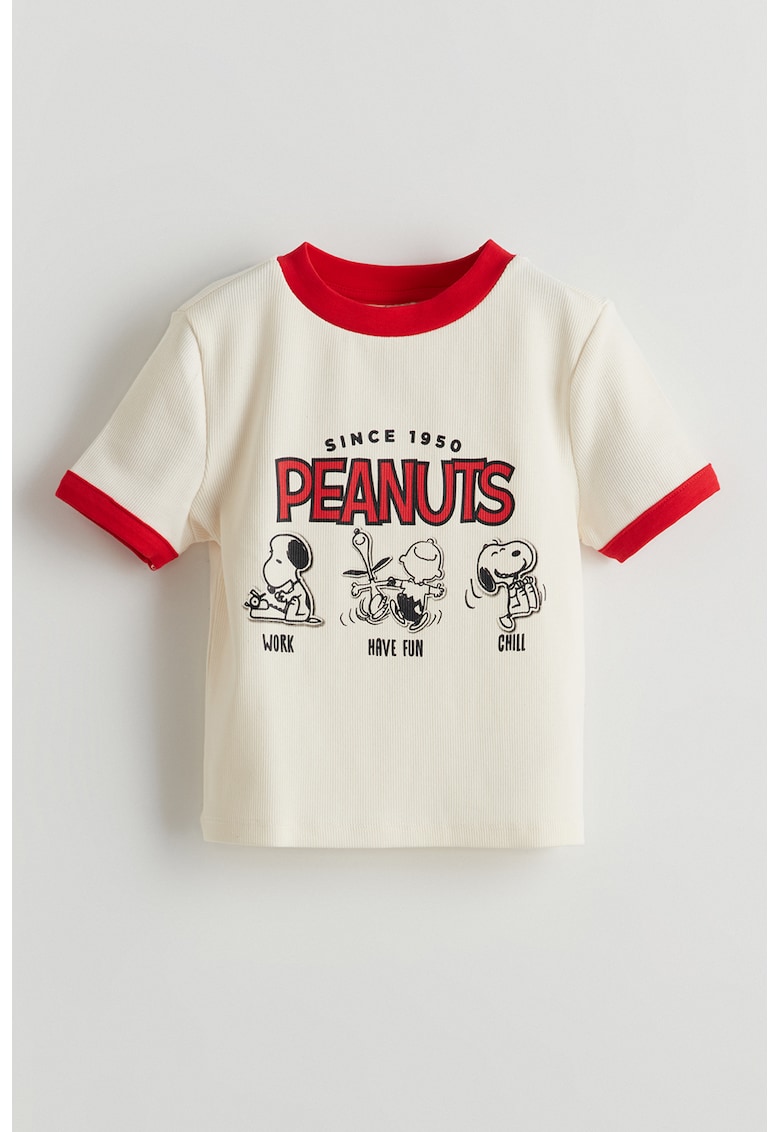 Tricou cu imprimeu alune si decolteu la baza gatului