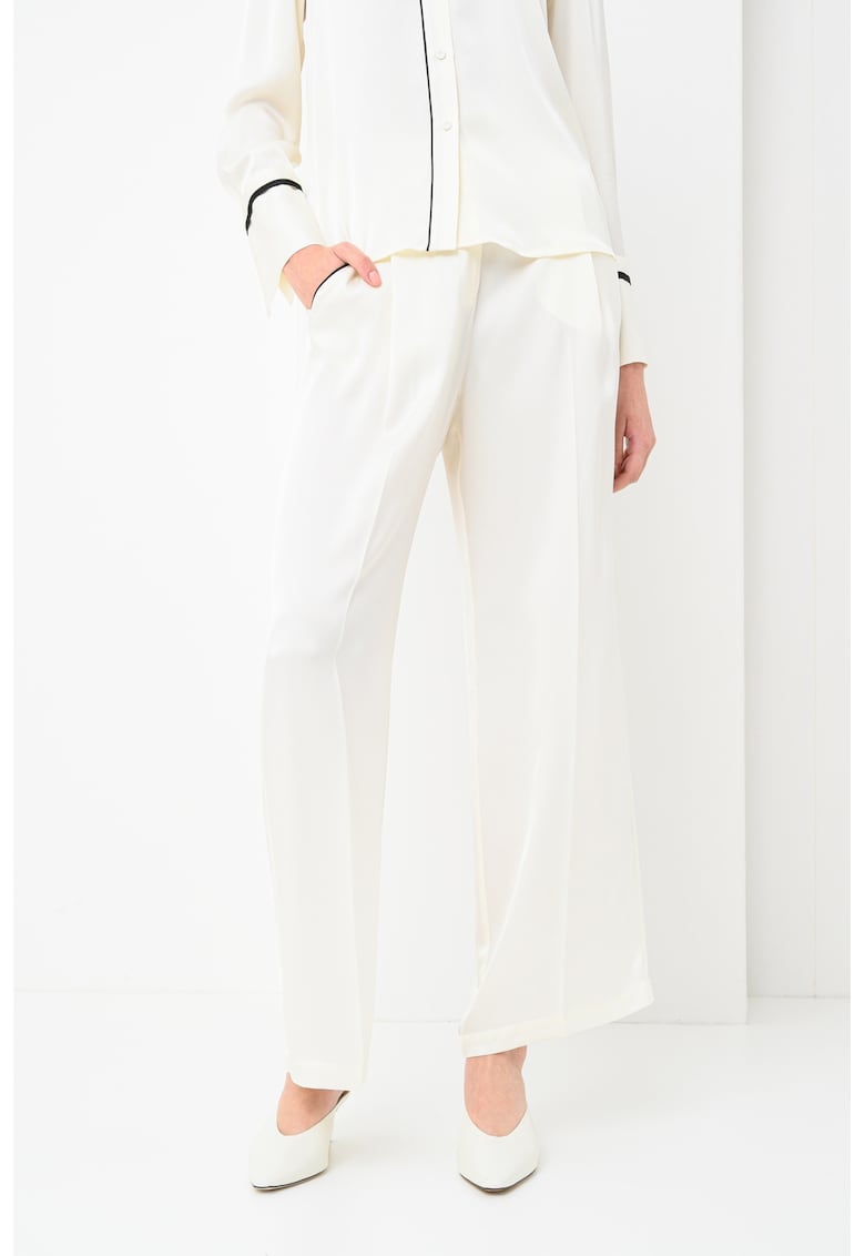 Pantaloni cu croiala ampla Pantaloni cu croiala ampla