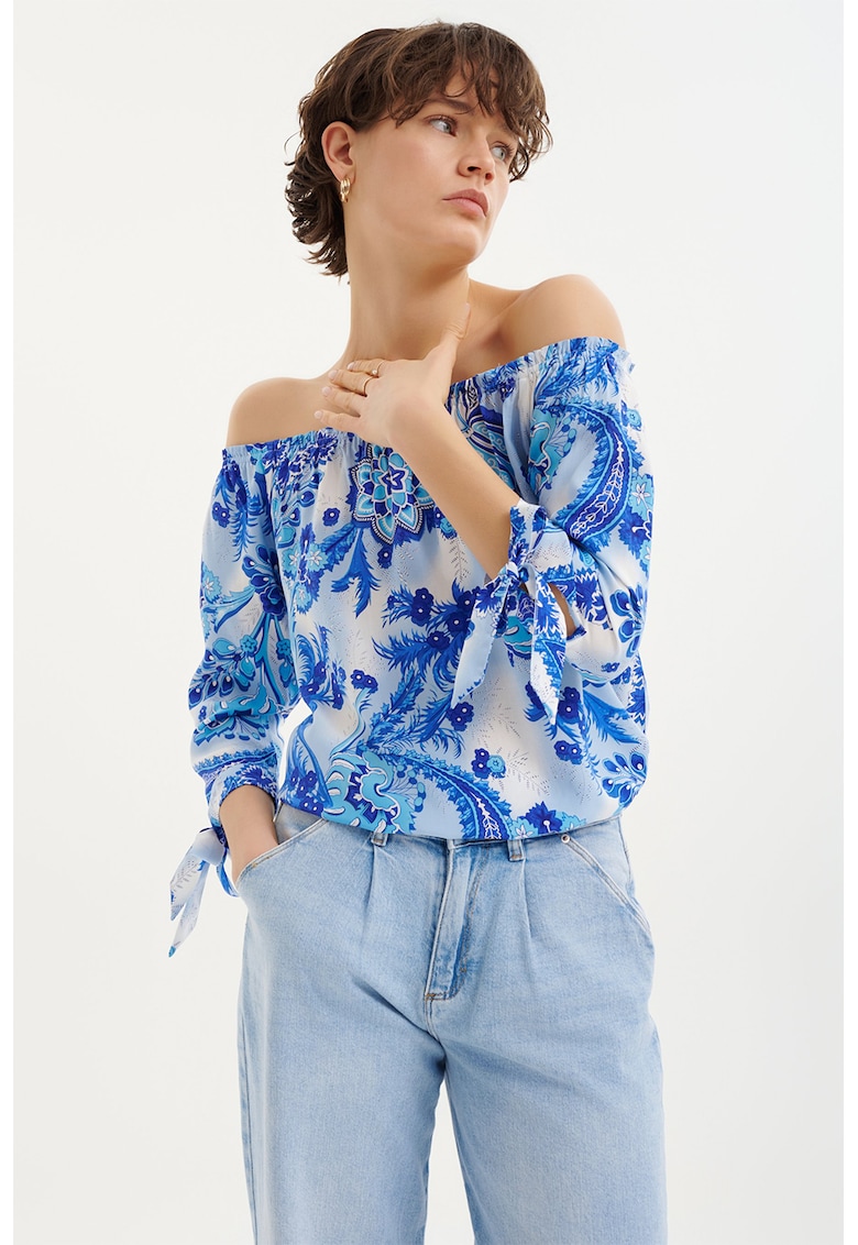 Bluza cu model si decolteu pe umeri