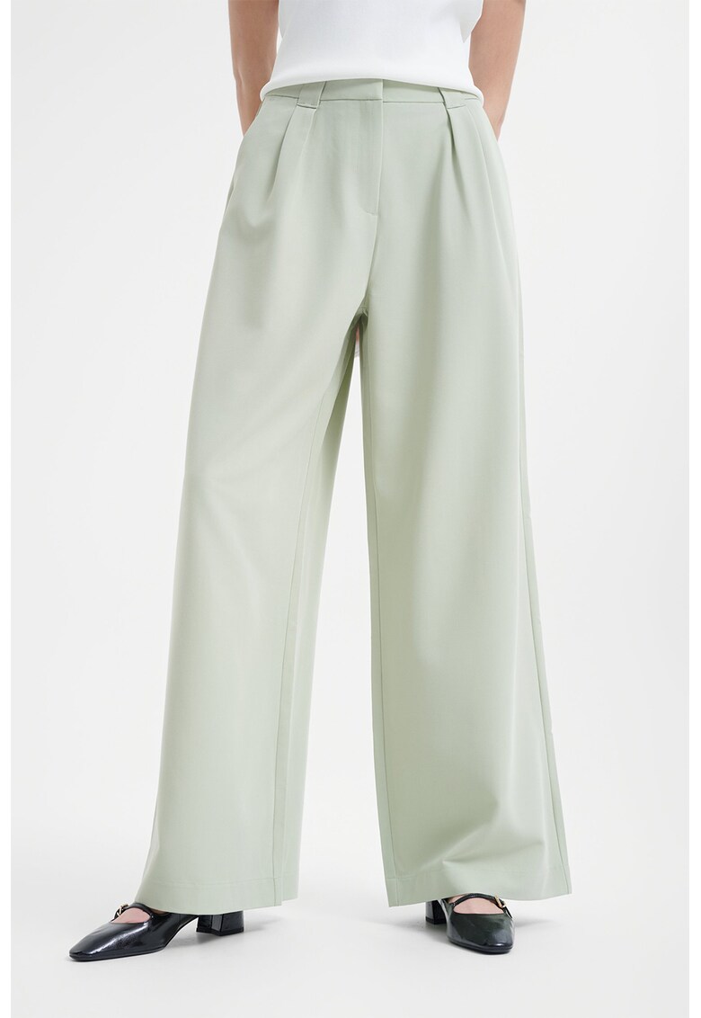 Pantaloni cu croiala ampla si pliuri