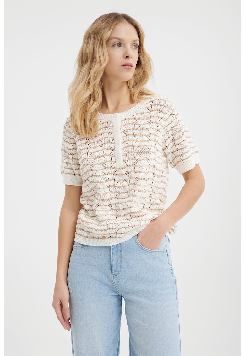 Tricou texturat cu fenta cu nasturi - Alb fildes/Maro nisip
