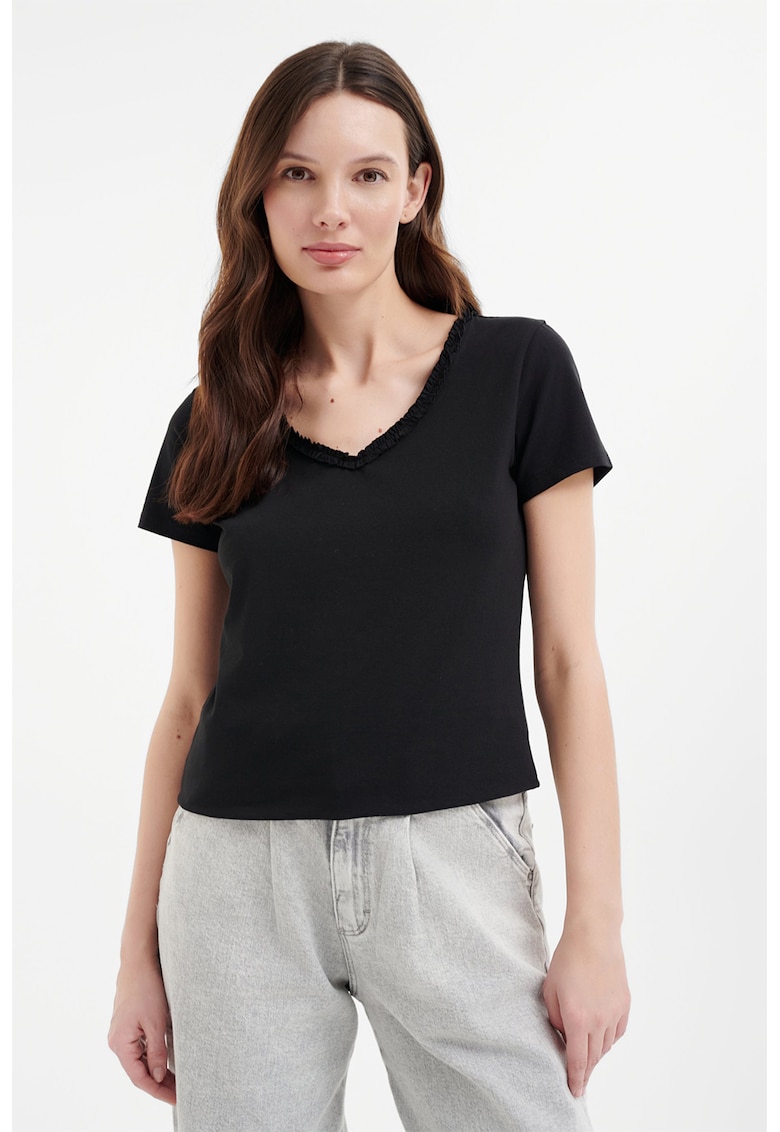 Tricou cu decolteu in V si volane