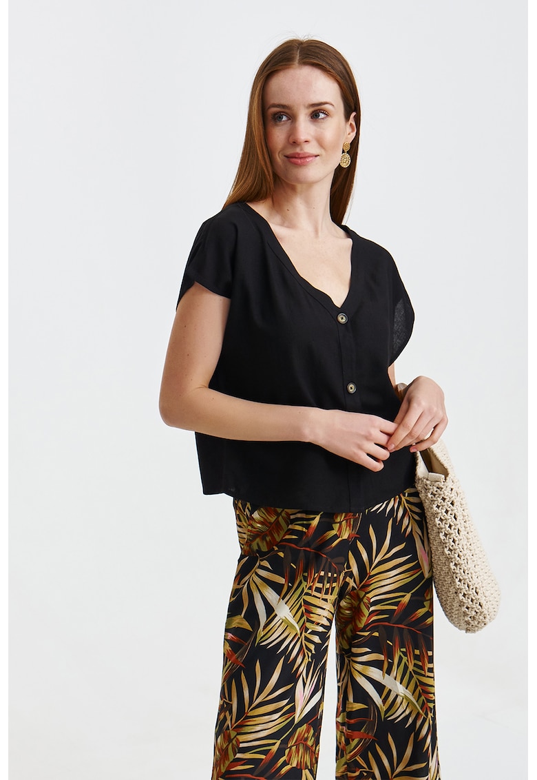 Tricou cu decolteu in V si nasturi decorativi pe partea din fata