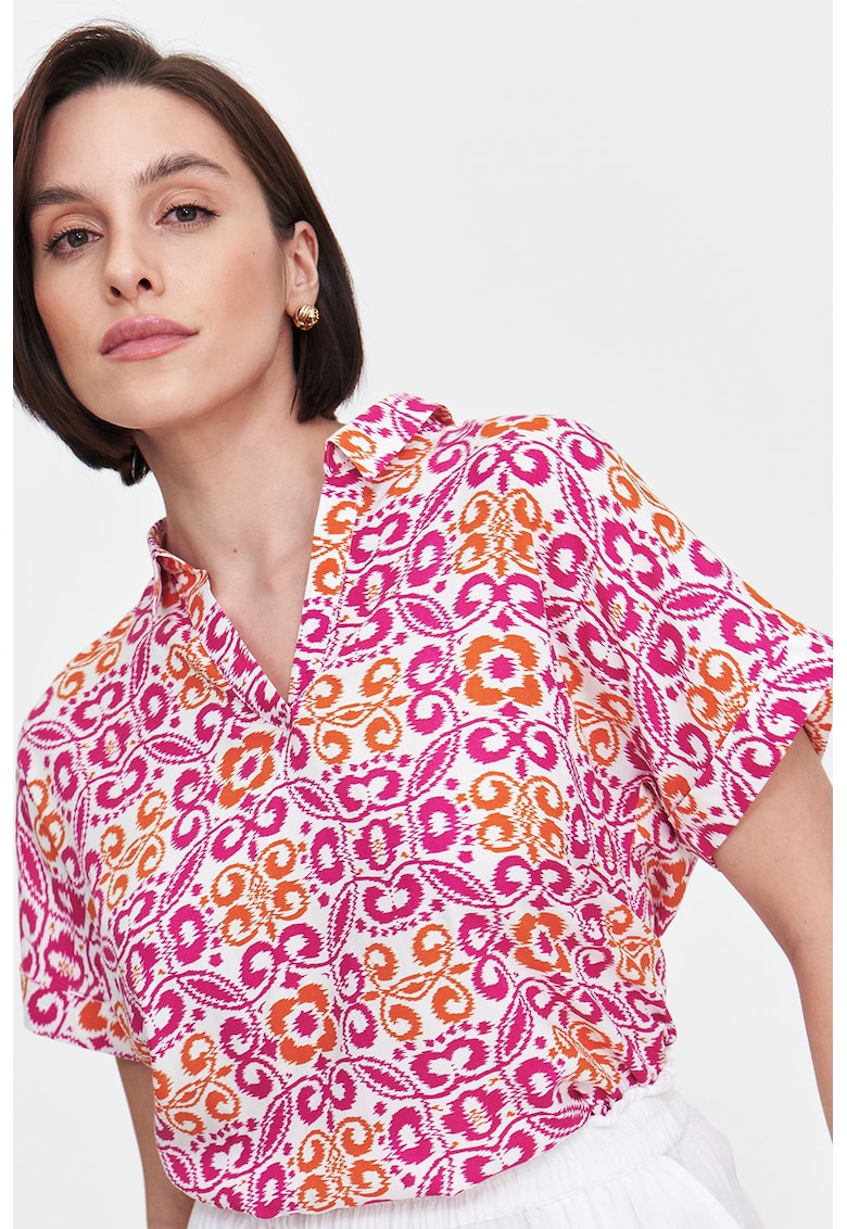 Tricou cu model si decolteu in V