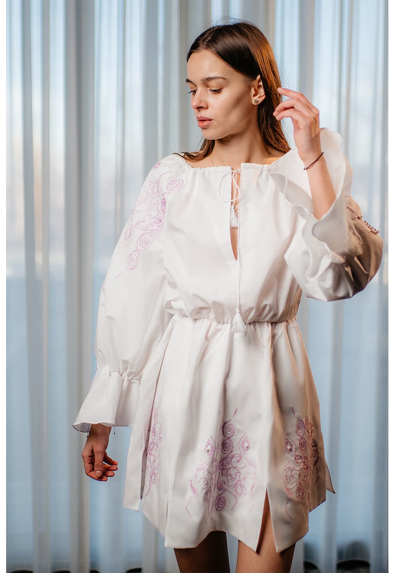 Rochie mini evazata cu maneci bufante si broderie