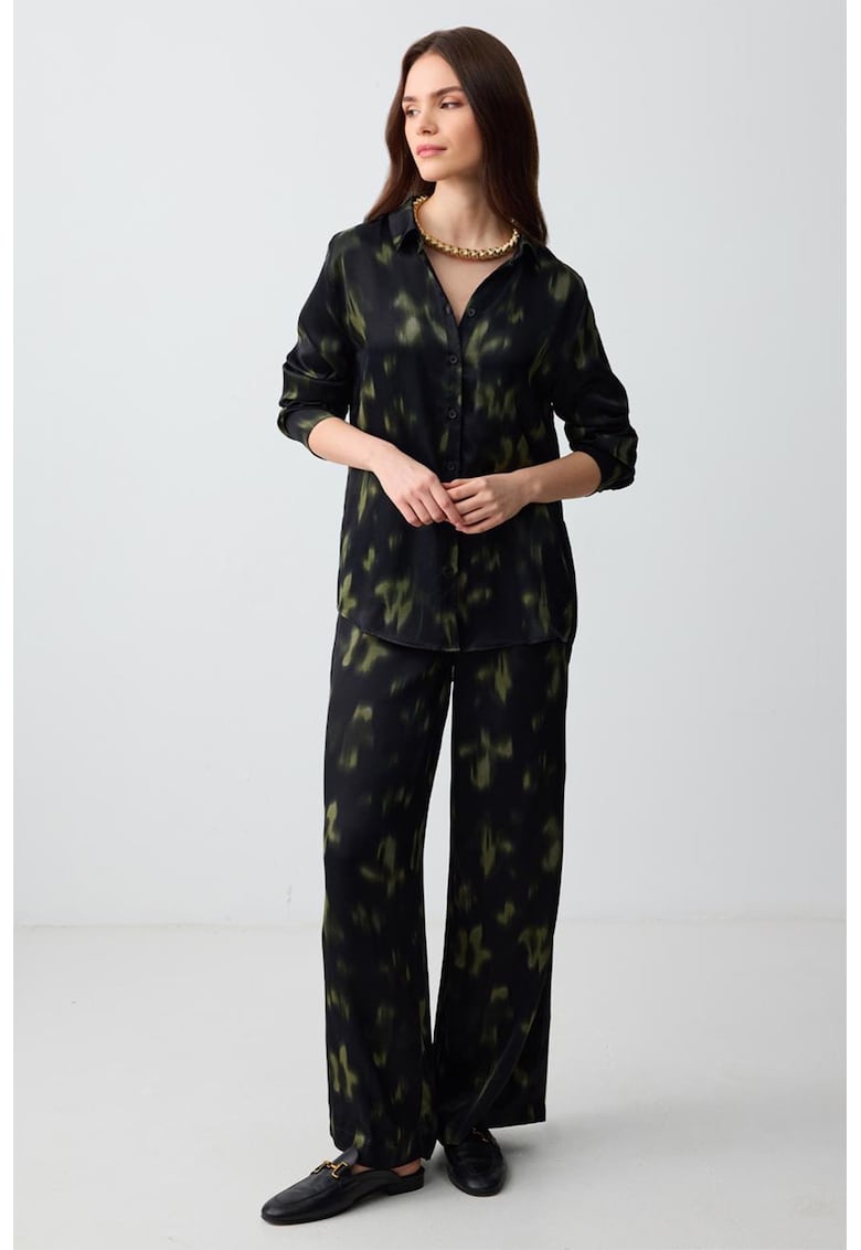 Pantaloni cu croiala ampla - model tie-dye si imprimeu