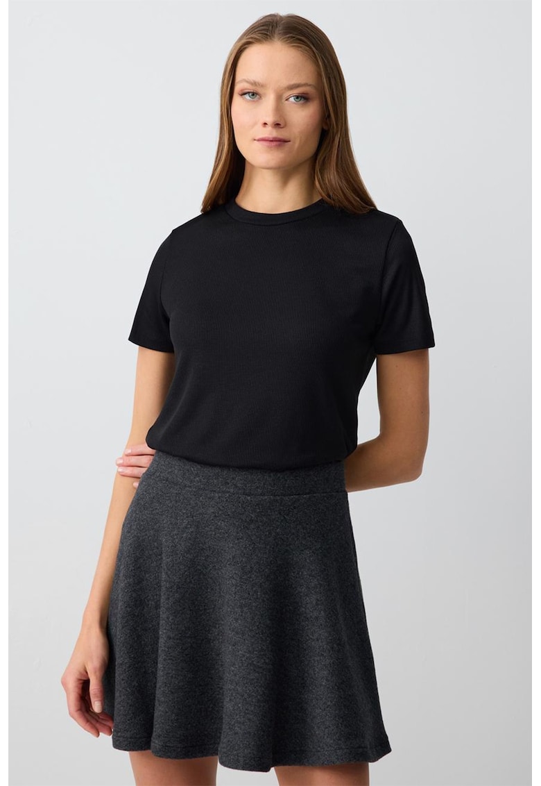 Tricou striat cu decolteu la baza gatului