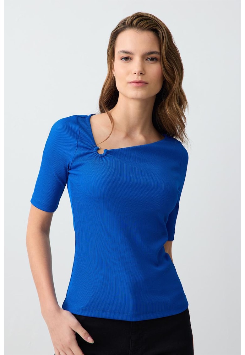 Tricou slim fit cu decolteu asimetric