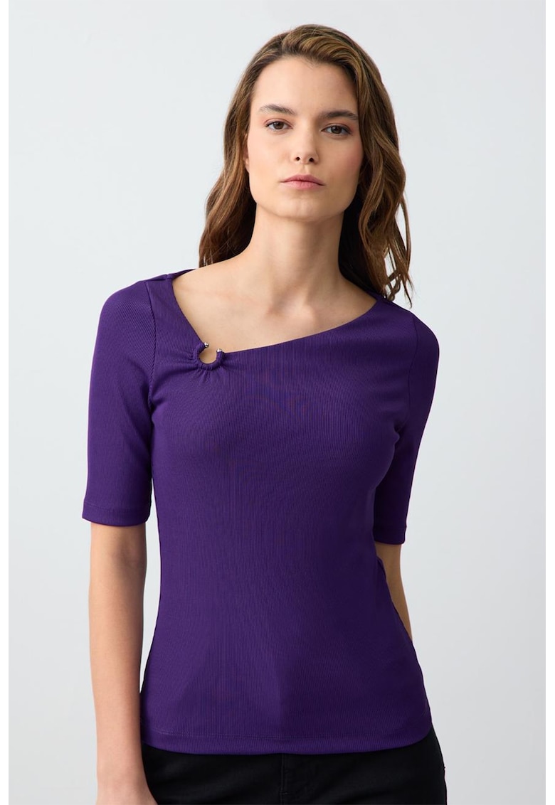 Tricou slim fit cu decolteu asimetric