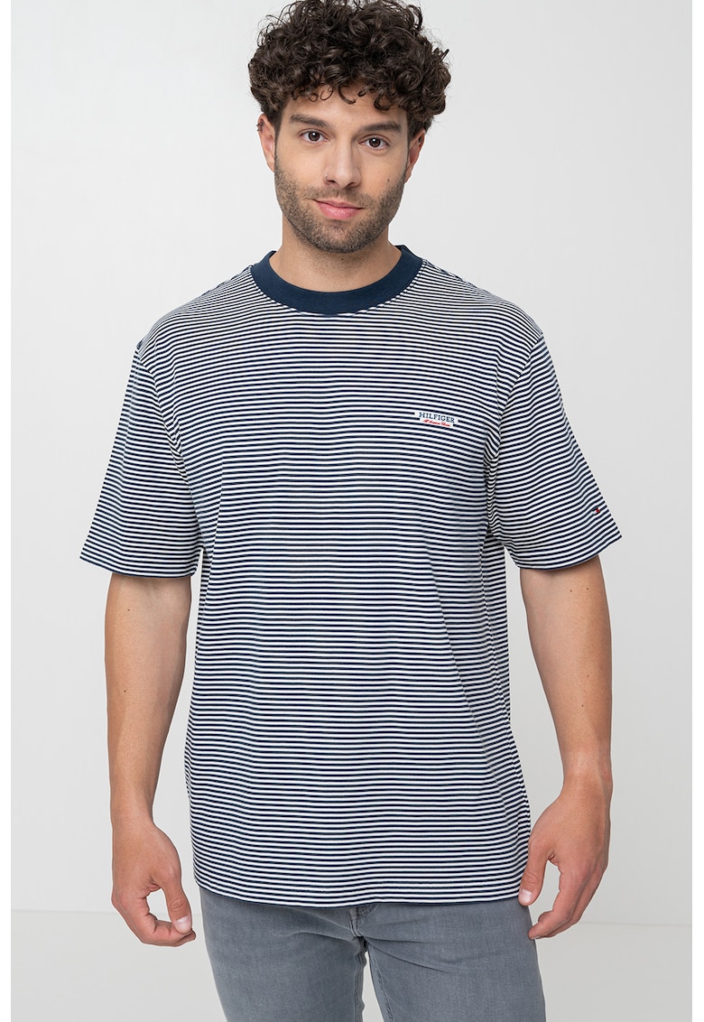 Tricou cu decolteu la baza gatului si dungi