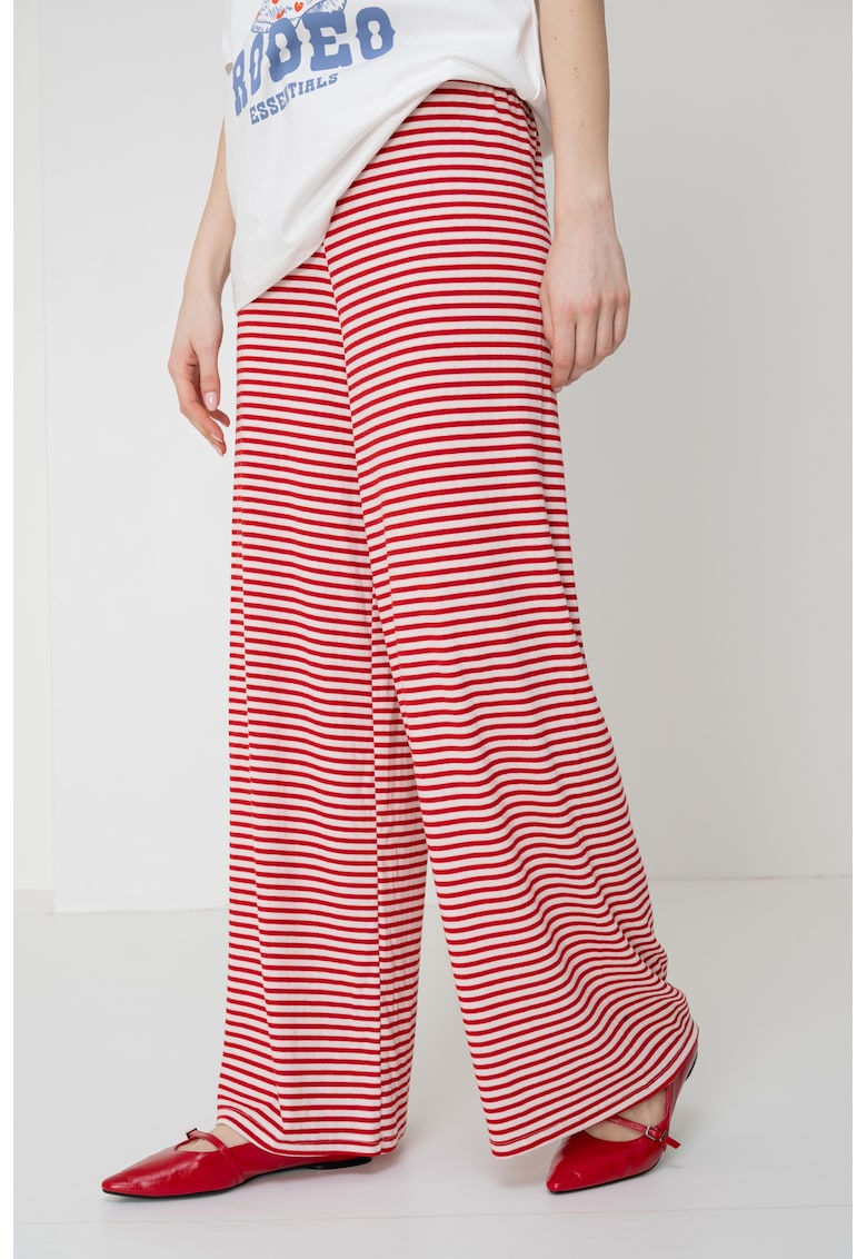 Pantaloni cu croiala ampla si model in dungi