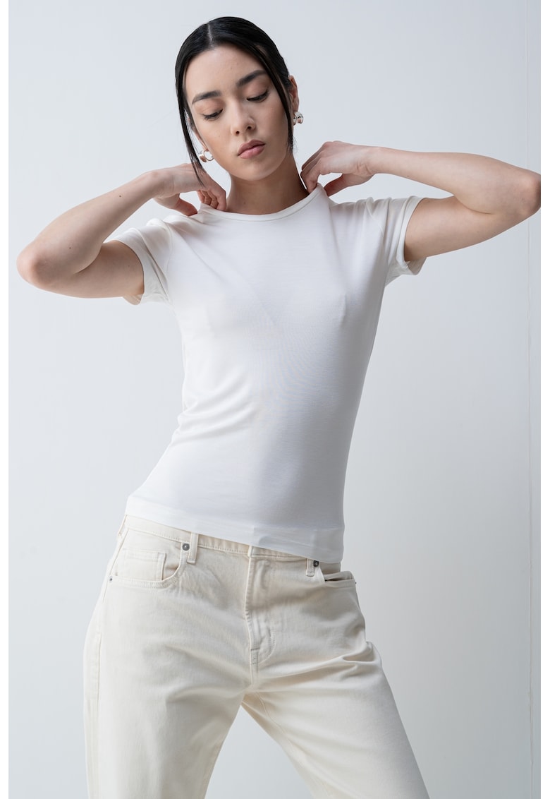 Tricou slim-fit cu decolteu la baza gatului