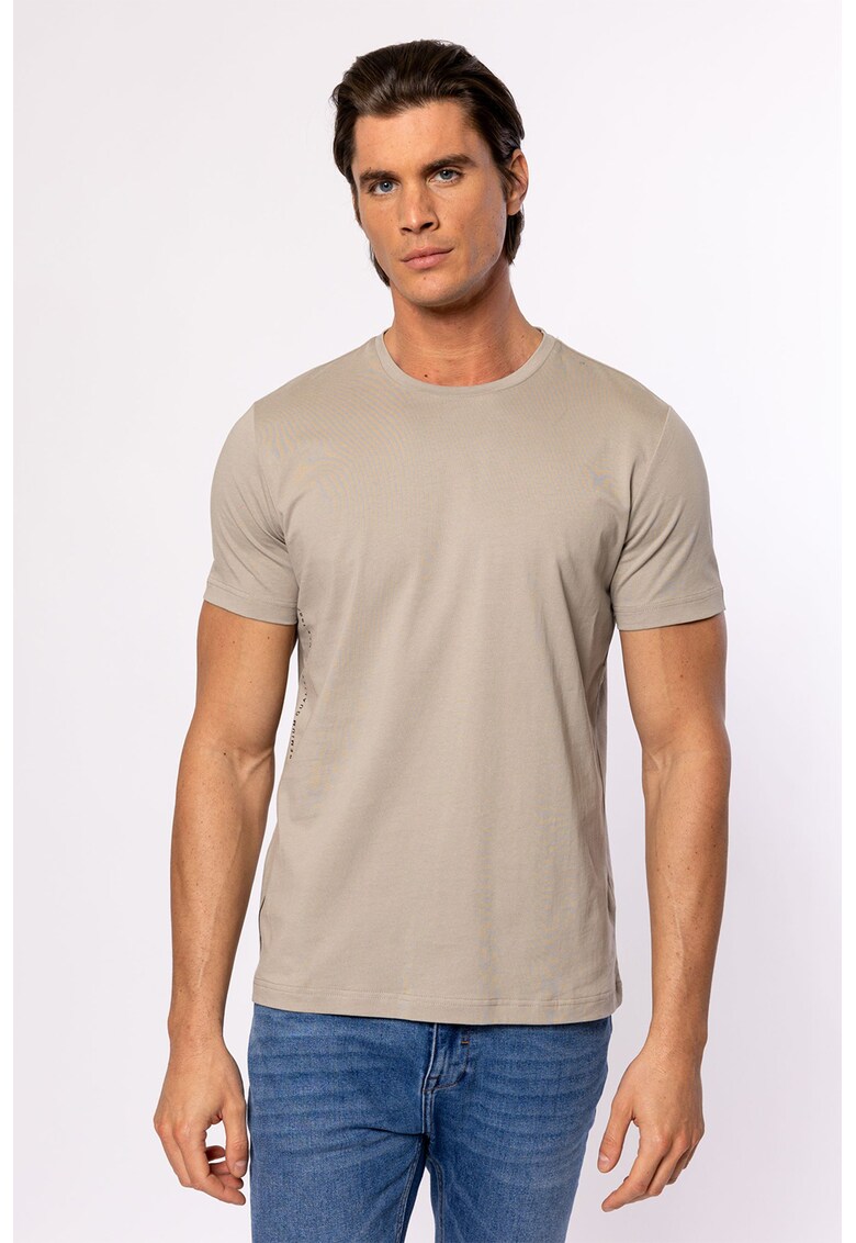 Tricou cu decolteu la baza gatului si model uni Means - Maro nisip