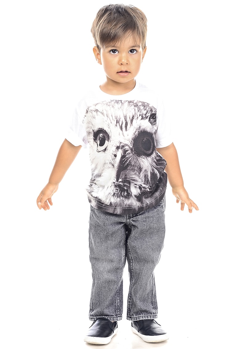 Tricou cu decolteu la baza gatului si model foto