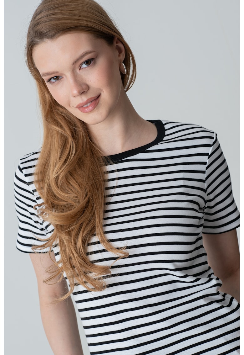 Tricou in dungi cu decolteu la baza gatului