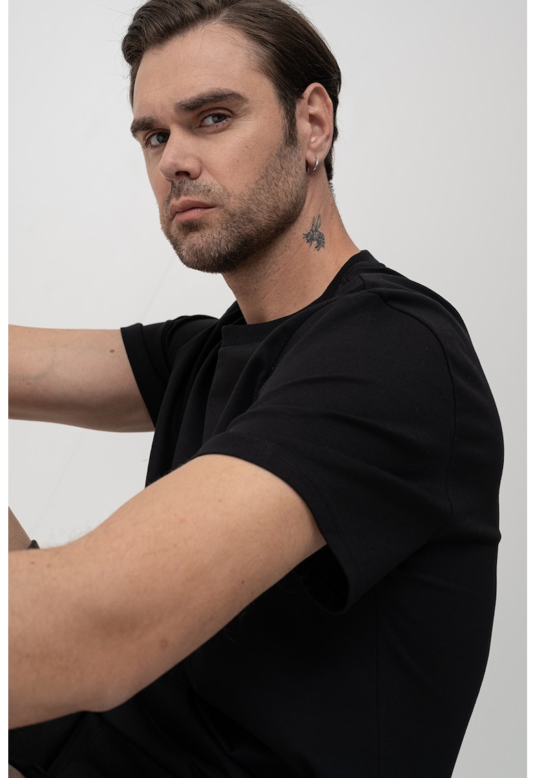 Tricou cu decolteu la baza gatului si maneci cazute - Negru