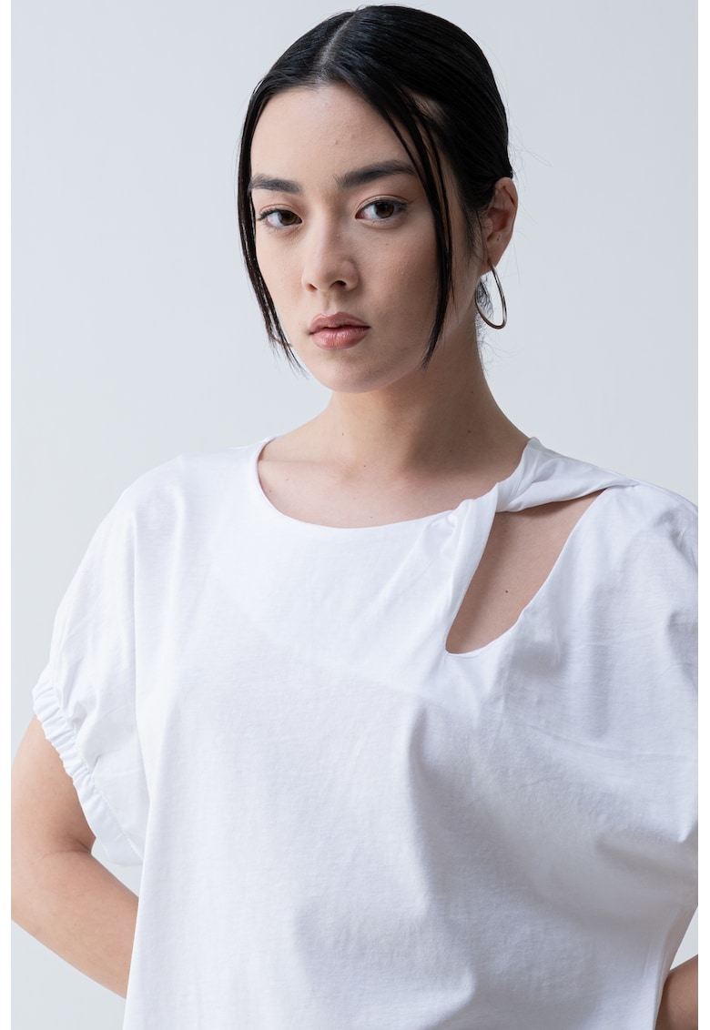 Tricou lejer cu decolteu la baza gatului - Alb