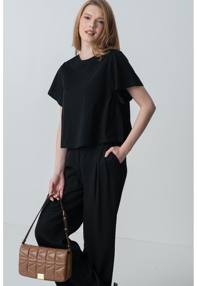Tricou lejer cu decolteu la baza gatului