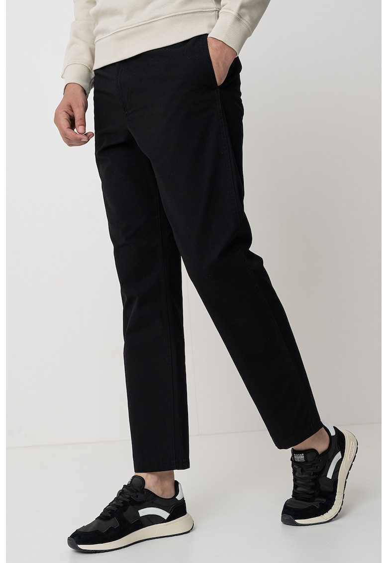 Pantaloni cu o curea Pantaloni cu o curea