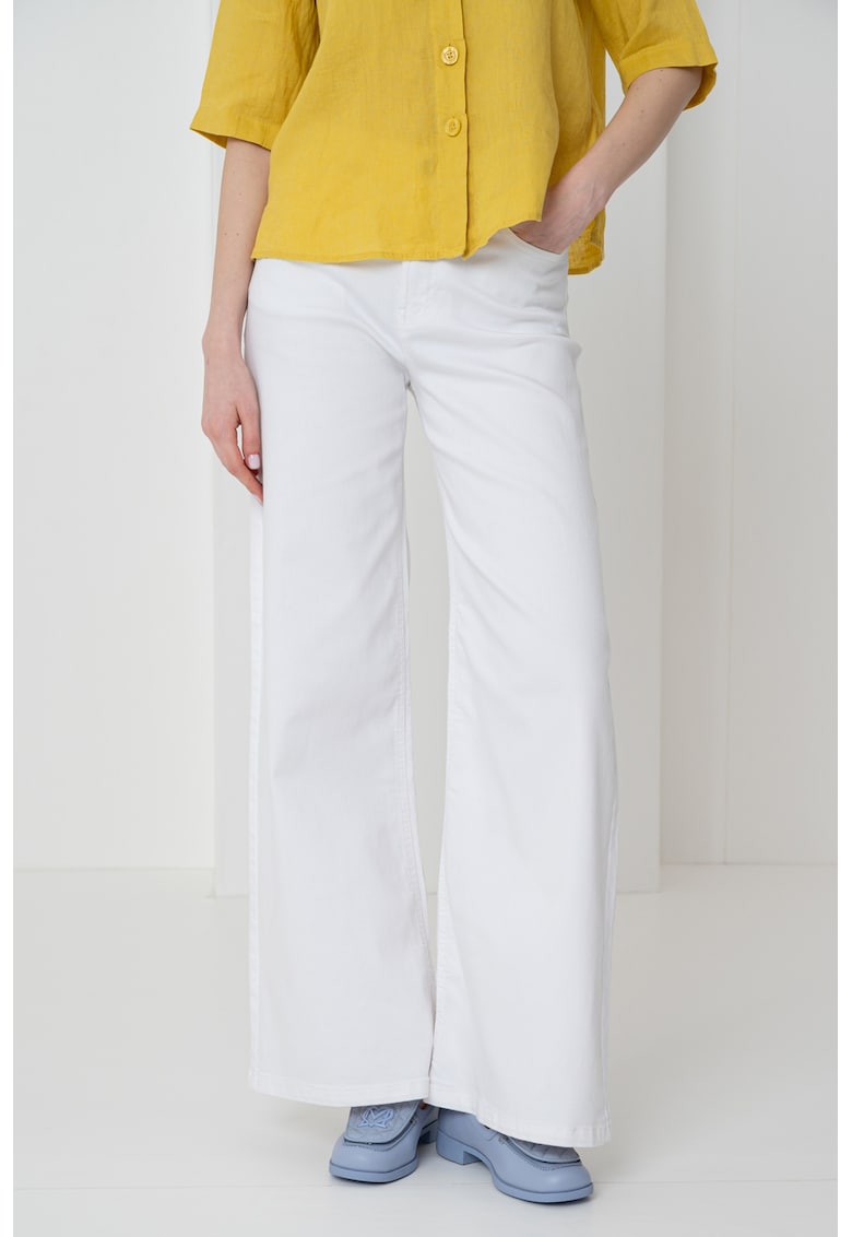 Blugi cu croiala ampla si talie inalta