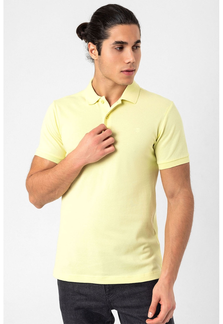 Tricou polo regular fit cu detaliu cu logo discret - Galben pal