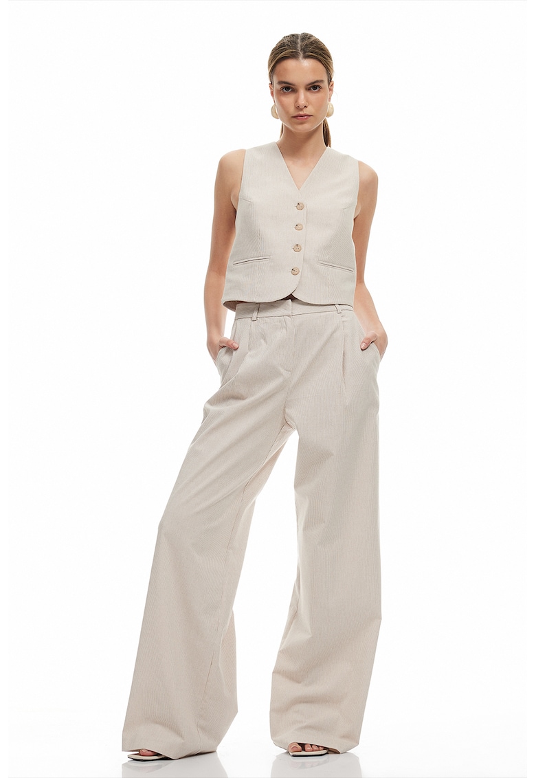 Pantaloni cu croiala ampla si dungi