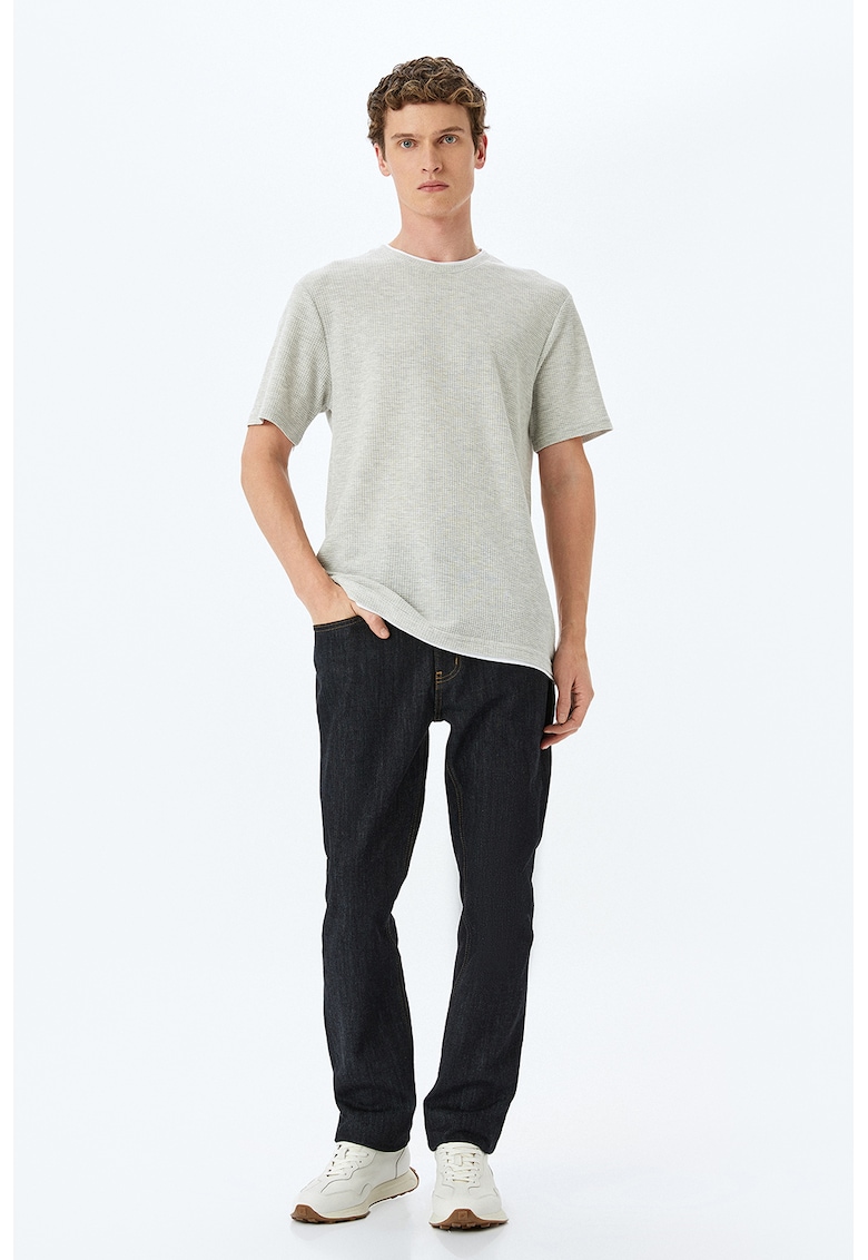 Tricou tricotat cu decolteu la baza gatului