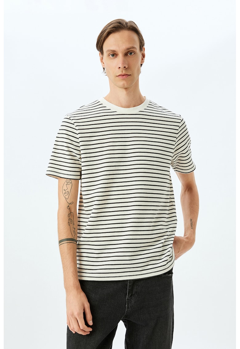 Tricou cu decolteu la baza gatului si model in dungi - Alb fildes/Negru