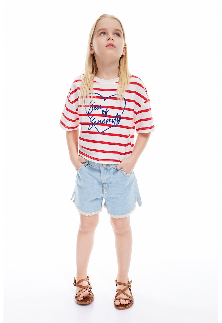 Blugi scurti cu terminatii franjurate