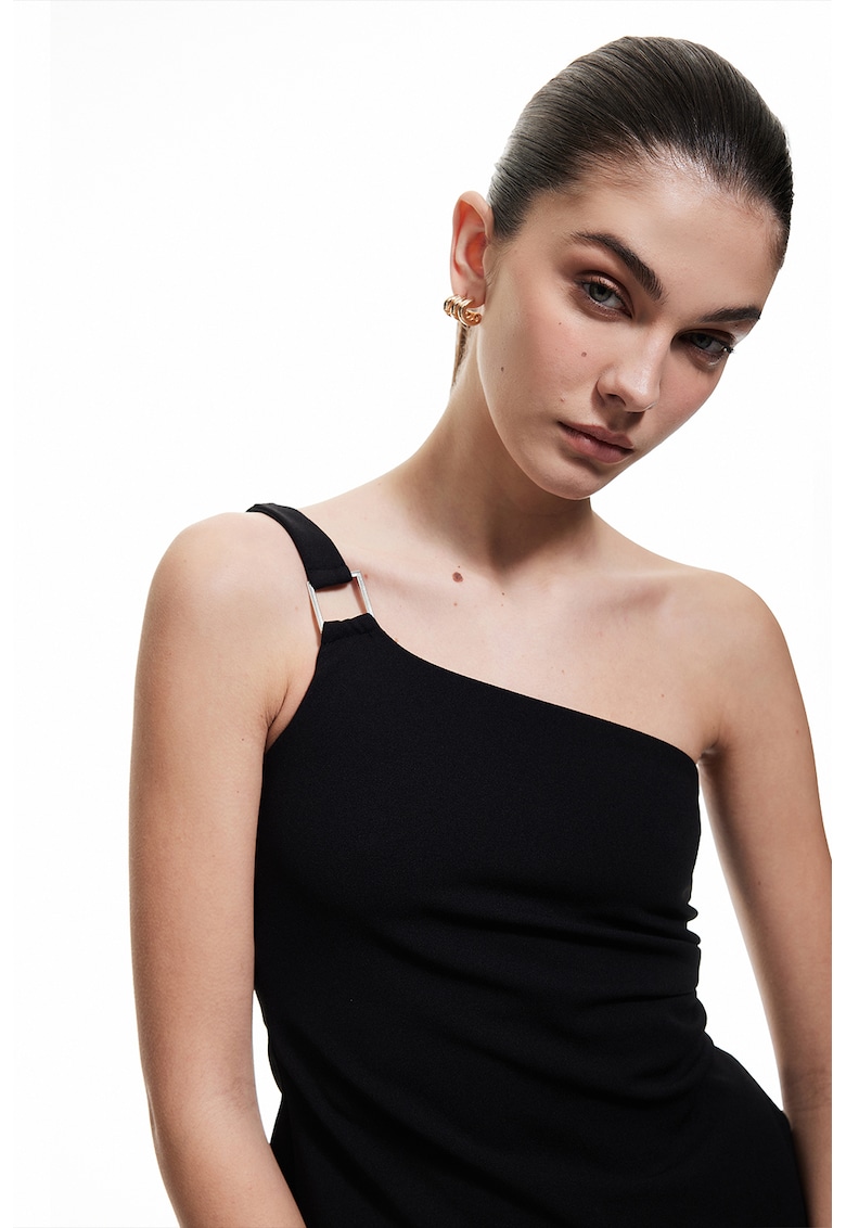 Top cu decolteu pe un umar