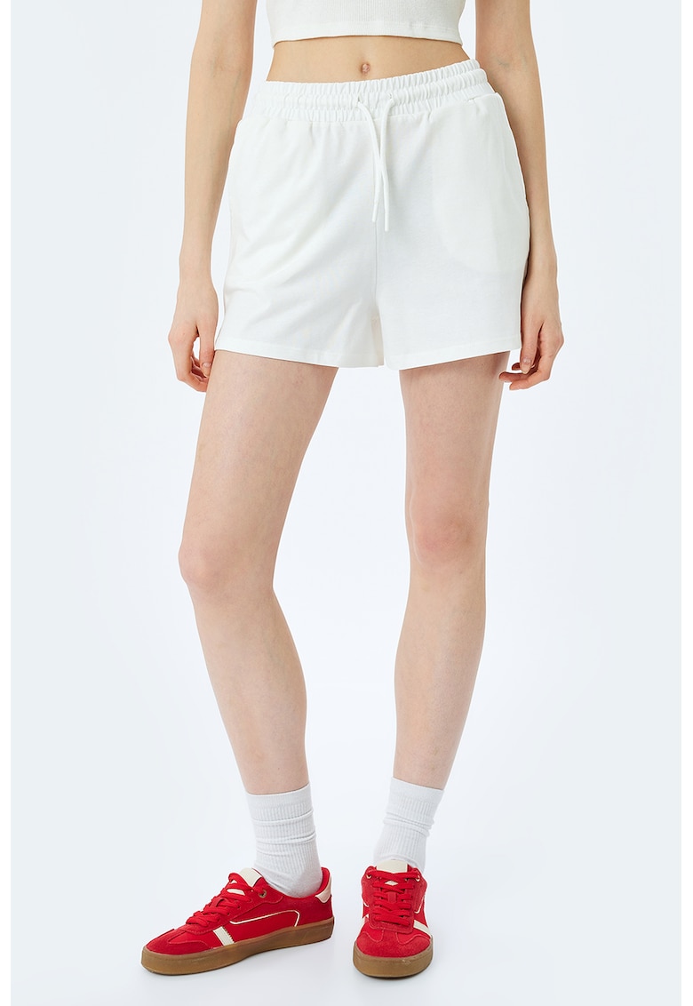 Pantaloni scurti cu snur in talie - Alb