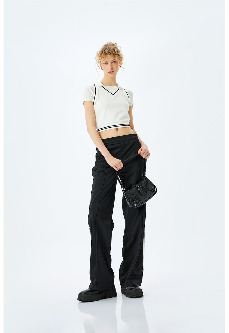 Top crop cu guler ascutit - Alb/Negru