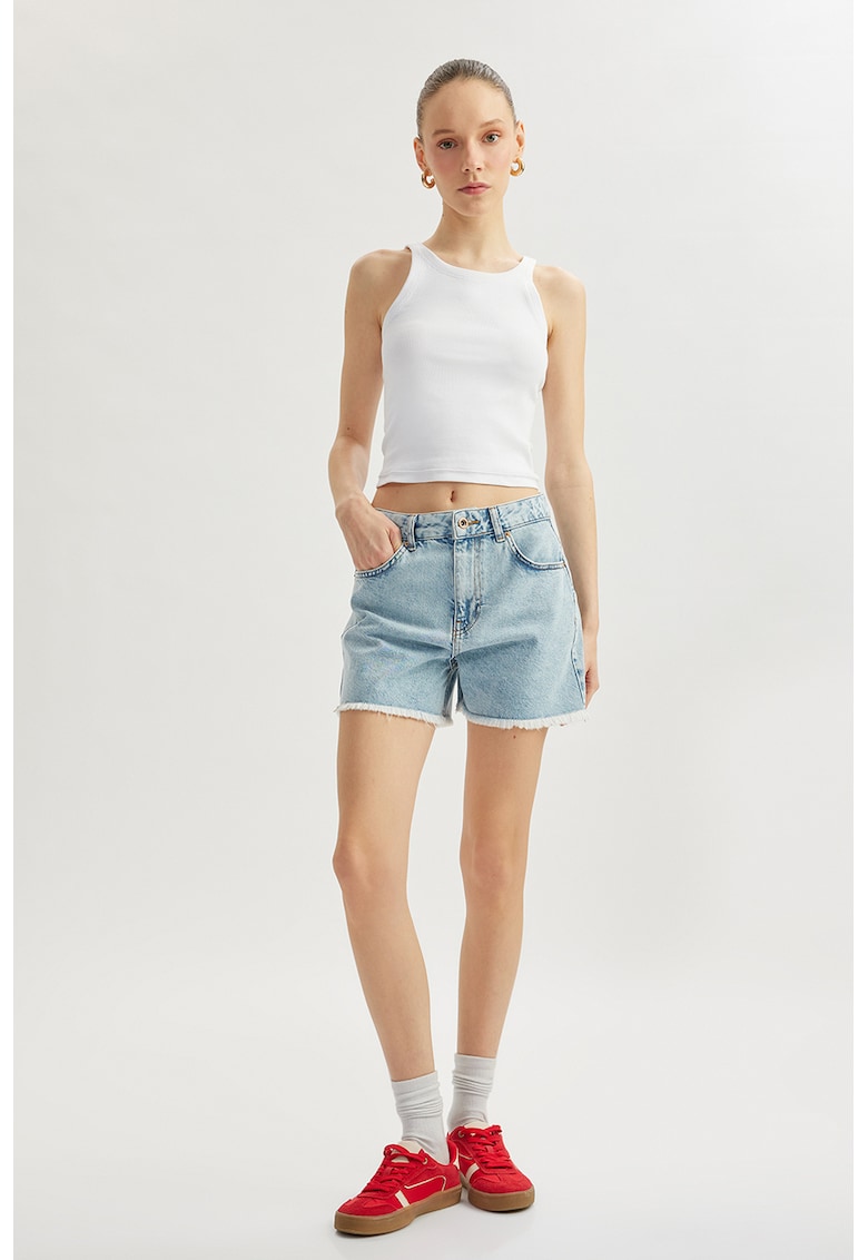 Pantaloni scurti din denim cu terminatii franjurate